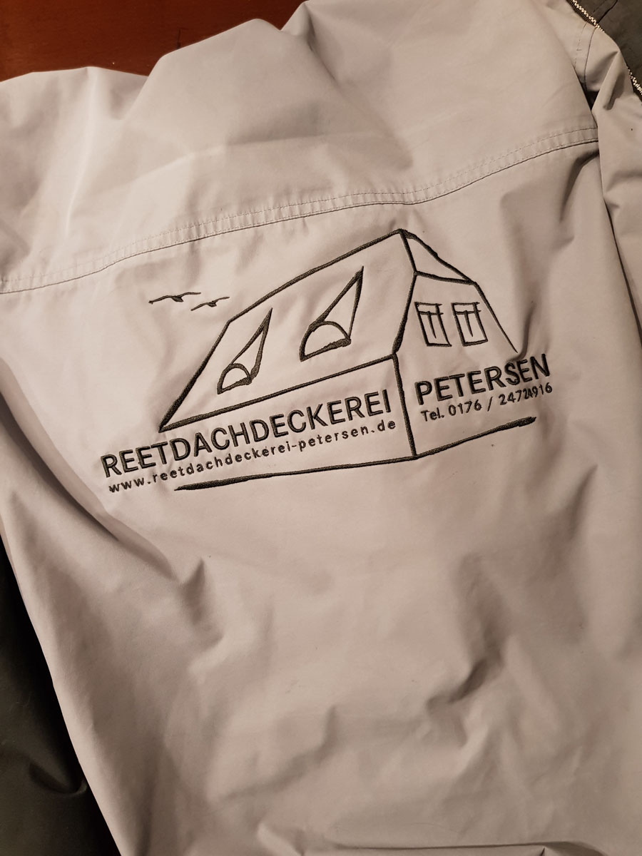 Bestickung_Reetdachdeckerei-Petersen_Firmenbekleidung